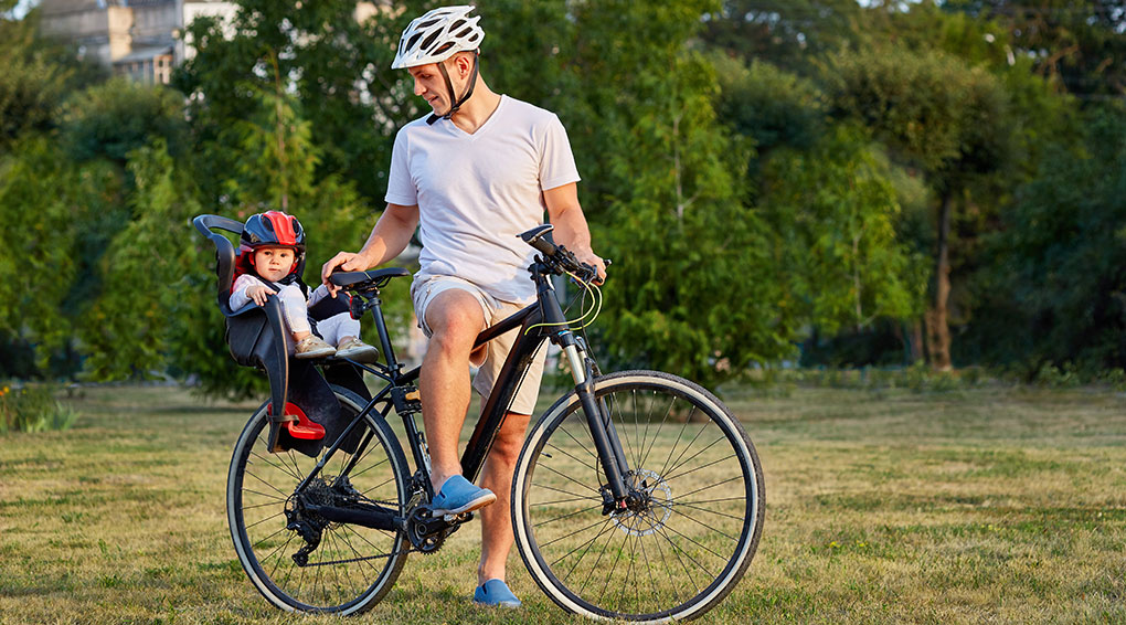 Faire du vélo avec bébé : les bonnes pratiques pour les casques et